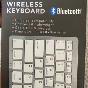 👡💓👀***NEW IN BOX*** Bluetooth Keyboard